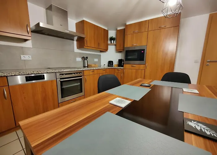 3 Bedroom In The Center Of * Fels